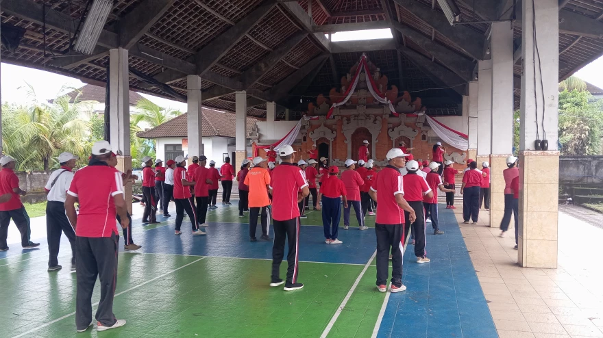 Kegiatan Rutin Mingguan Lansia Sehat Senam Pagi di Wantilan Desa Penarukan