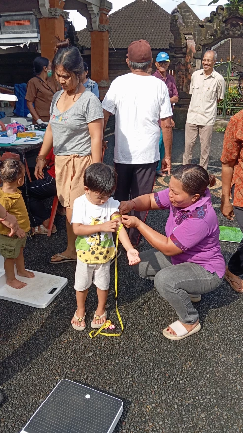 Pelaksanaan Kegiatan Posyandu Enam SPM di 5 Banjar Desa Penarukan untuk Meningkatkan Kesehatan Masyarakat