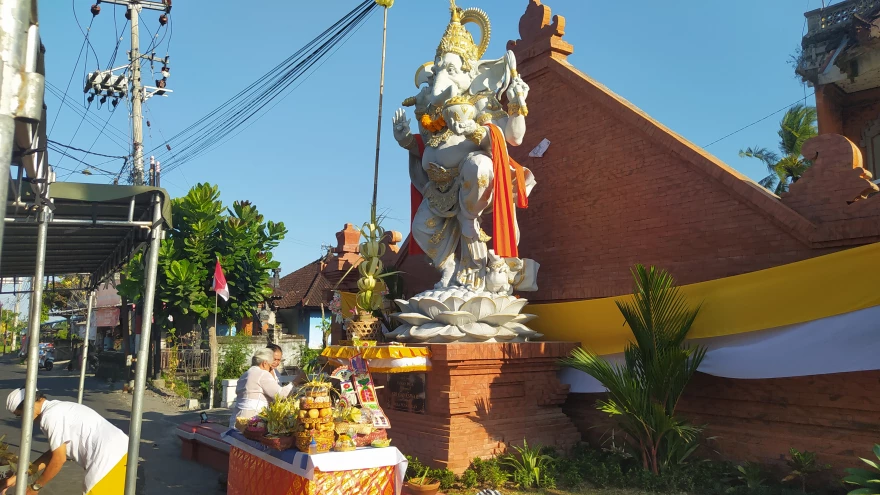 Pelaspasan Taman Desa dan Patung Sri Ganeswari di Banjar Penarukan Kelod