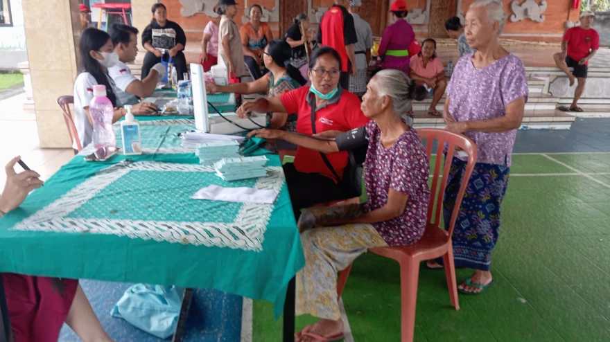 Kegiatan PROLANIS di Wantilan Desa Penarukan dengan Pemeriksaan Dokter dan Obat Gratis