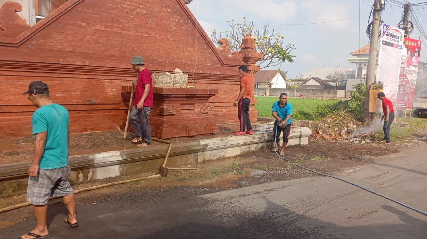 Kerja Bakti dan Penataan Taman Desa Penarukan
