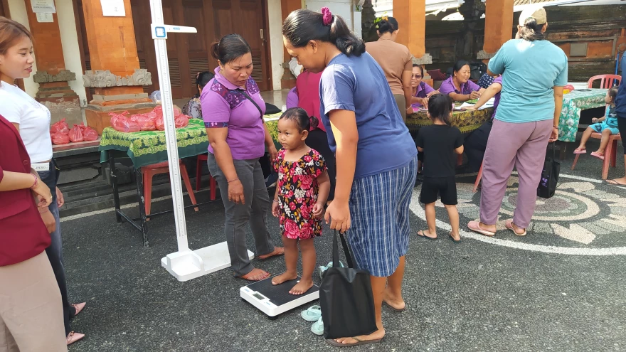 Pelaksanaan Kegiatan Posyandu di 5 Banjar Desa Penarukan untuk Meningkatkan Kesehatan Masyarakat
