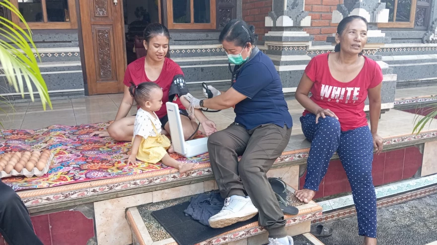 Kunjungan Rumah bagi Lansia, Balita, dan Ibu Hamil Berisiko Tinggi di Desa Penaruka