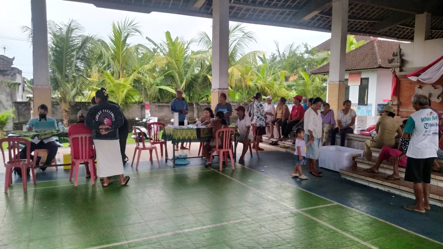 Kegiatan PROLANIS di Wantilan Desa Penarukan dengan Pemeriksaan Dokter dan Obat Gratis