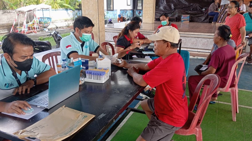 Kegiatan PROLANIS di Wantilan Desa Penarukan dengan Pemeriksaan Dokter dan Obat Gratis