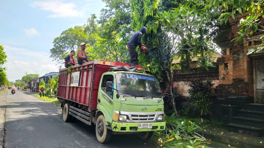 Pembersihan dan Penataan Lingkungan Jalan Desa Penarukan oleh Kawil dan Mahasiswa KKN