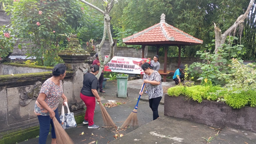 Kegiatan Bersih-Bersih di Area Puja Beji dalam Rangka Bulan Bung Karno VII