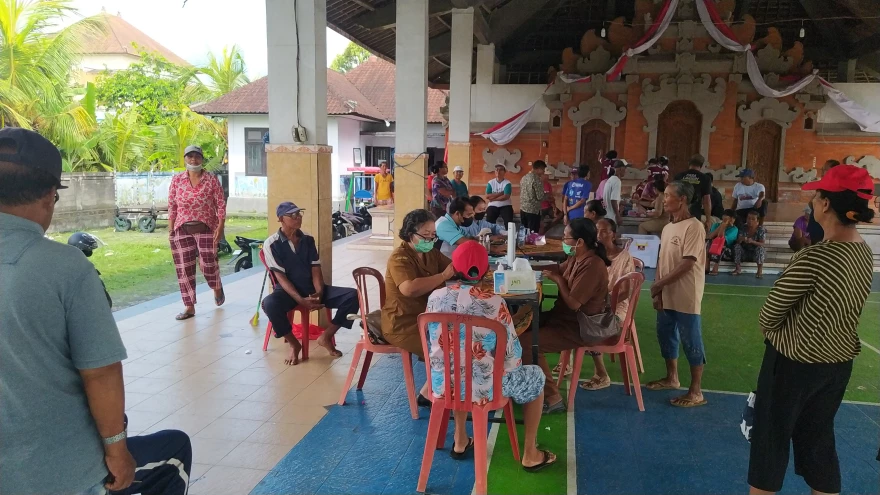 Kegiatan PROLANIS di Wantilan Desa Penarukan dengan Pemeriksaan Dokter dan Obat Gratis