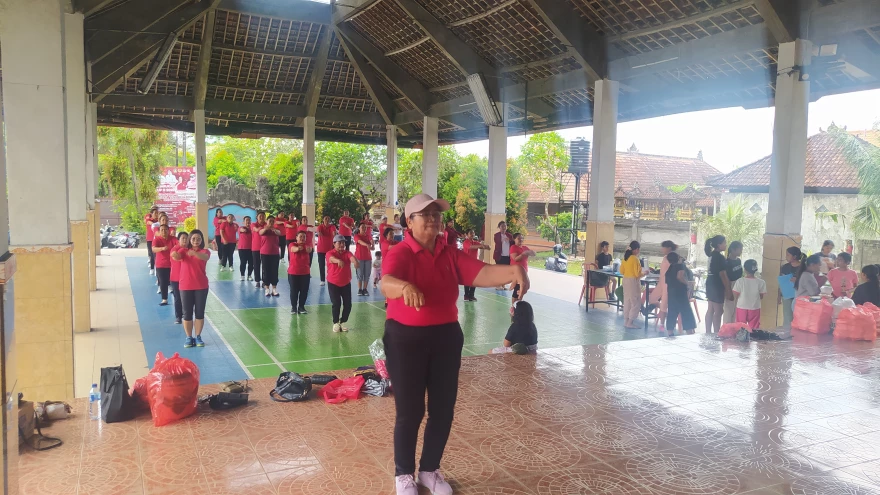 Kegiatan Senam Kebugaran Ibu PKK Desa Penarukan di Wantilan Desa