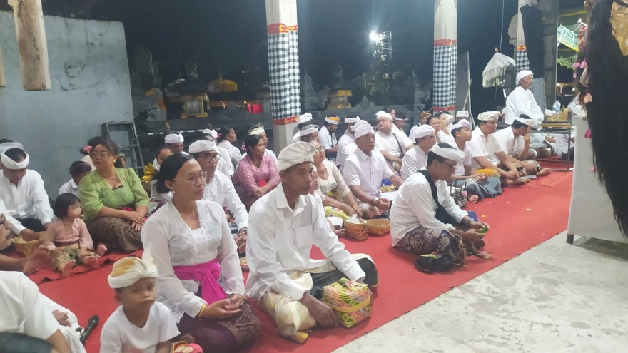 Persembahyangan Bersama Masyarakat di Desa Penarukan