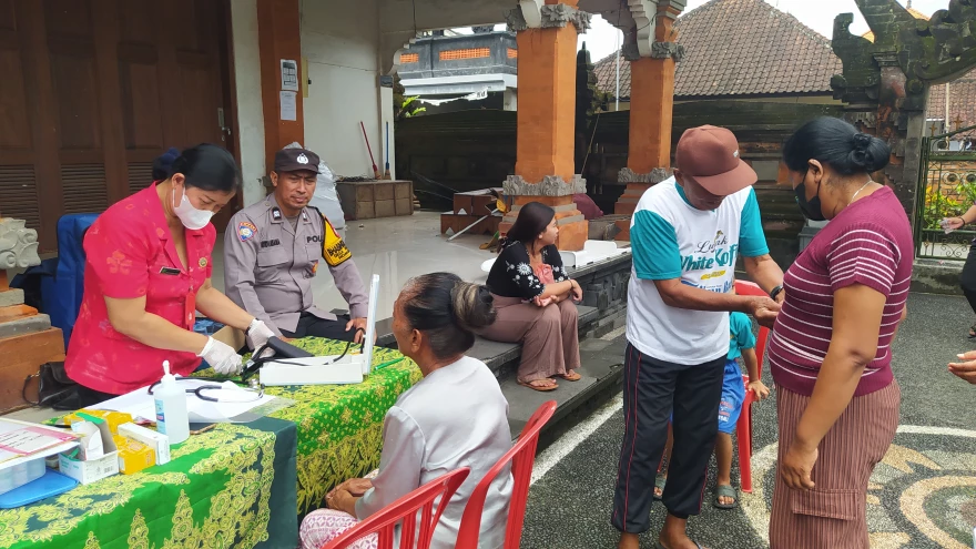Pelaksanaan Posyandu 6 SPM bagi Balita, Ibu Hamil, dan Lansia di Desa Penarukan