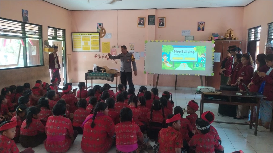 Sosialisasi dan Penyuluhan Stop Bullying di SD 2 Penarukan